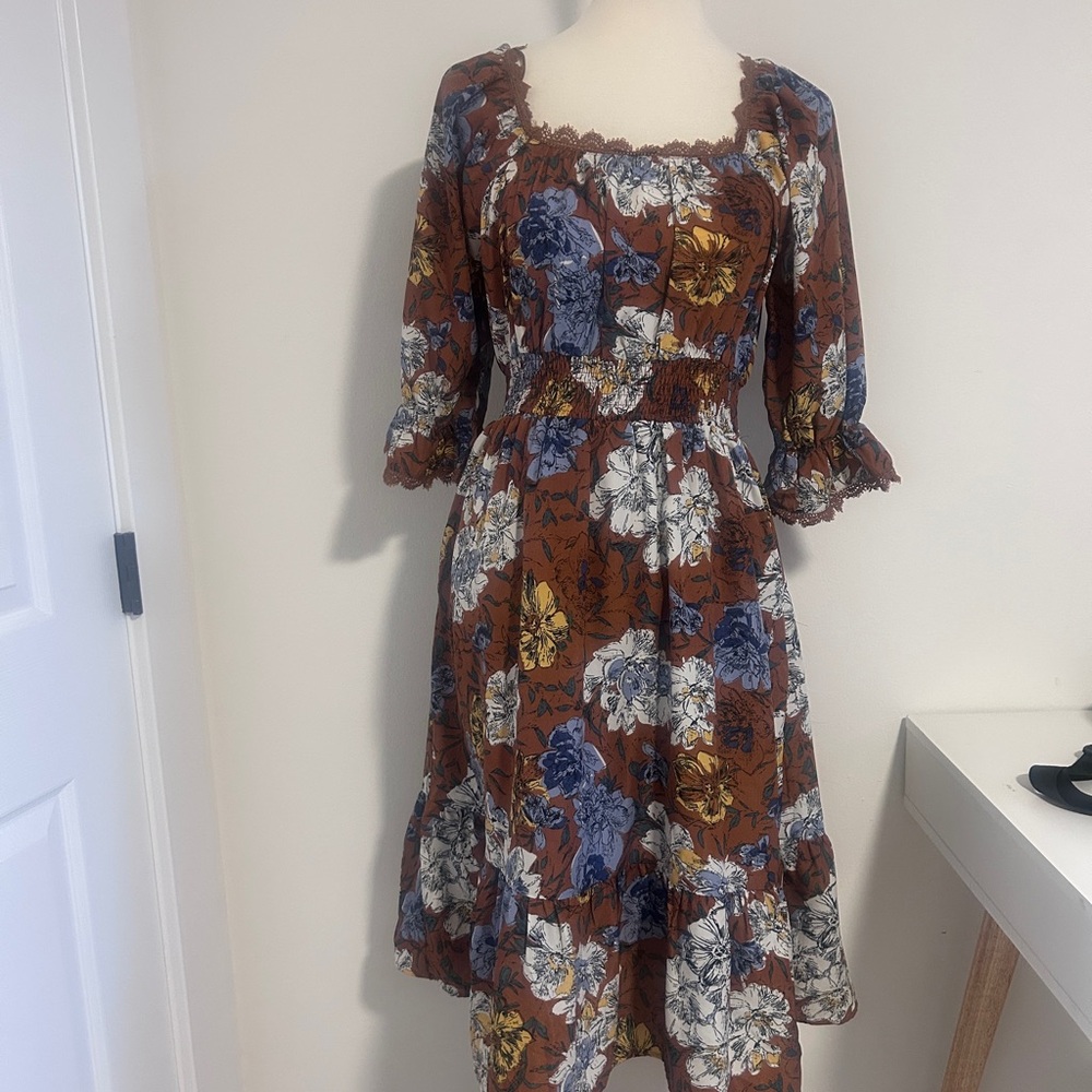 Polygram Floral Midi Dress w/Lace Detail and Pockets